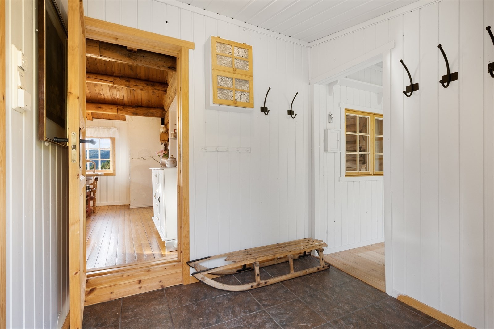 Entreen er romslig, fin og lys. Galleribilde