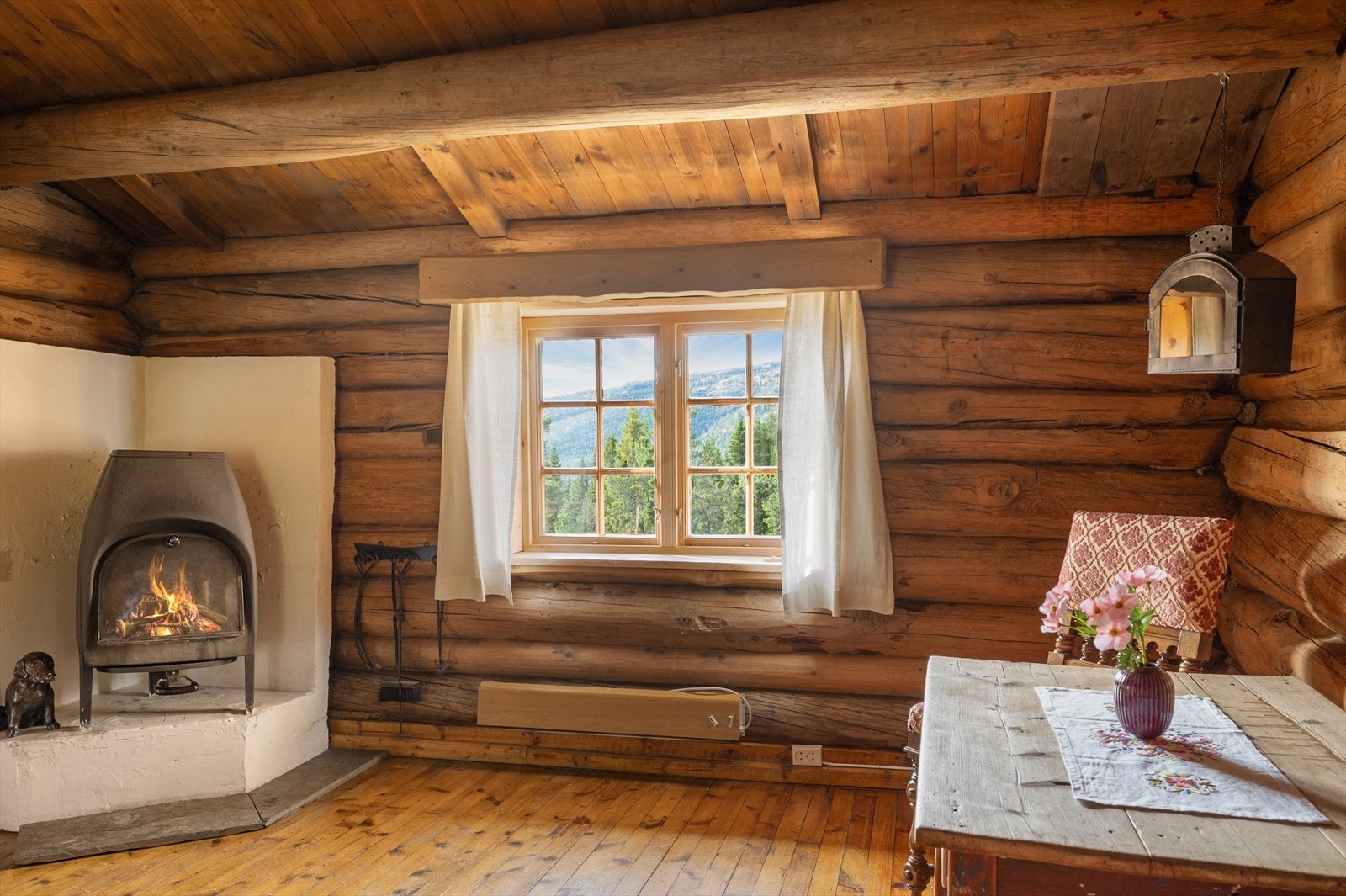 Fra stua kan man nyte den fine utsikten fra eiendommen. Galleribilde