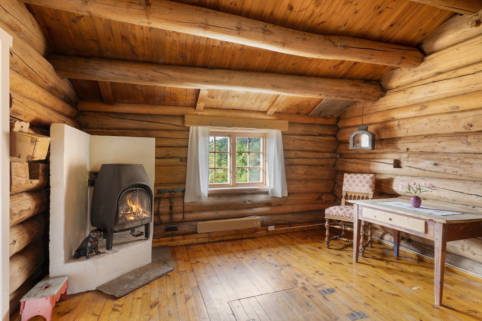 Det er vedovn i stua. Galleribilde