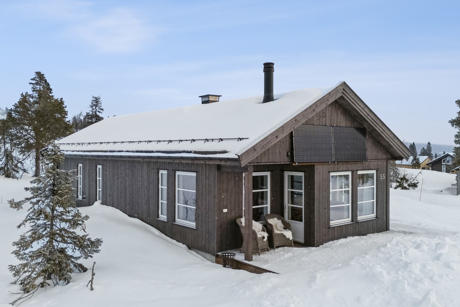 Flott familiehytte med meget god standard og beliggenhet på et lite høydedrag kun 30 min kjøring fra Hamar. Galleribilde