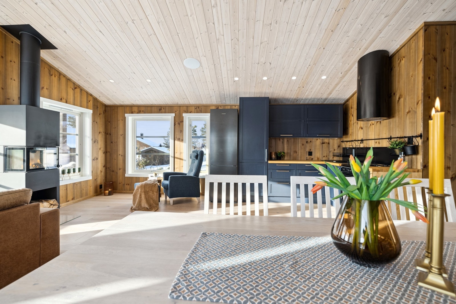 Stuen og kjøkkenet i fin åpen løsning. Galleribilde