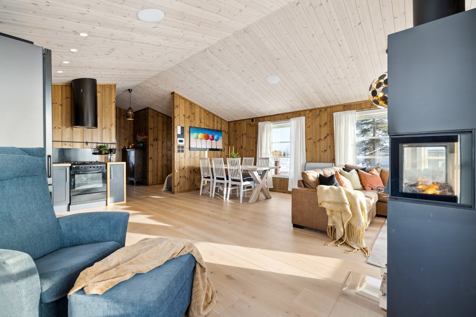 En flott peisovn er installert på stua Galleribilde