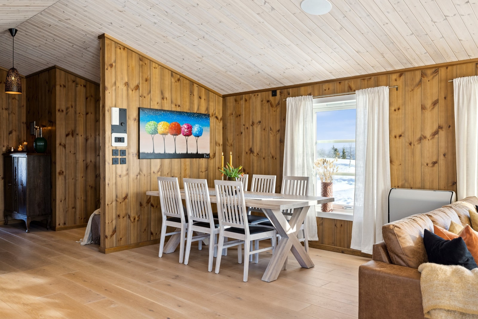 Stuen har gode møbleringsmuligheter med plass for både sofamøblement og spisegruppe. Galleribilde