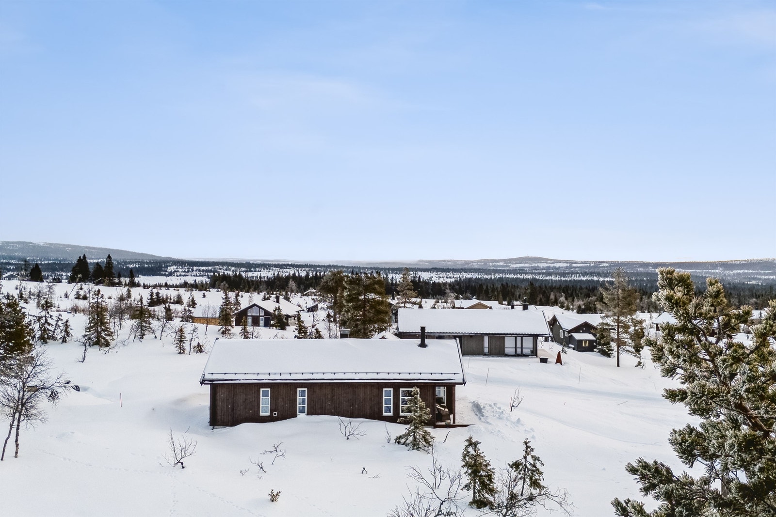 Hytta ligger fint til i terrenget på en liten høyde og har meget gode solforhold. Galleribilde