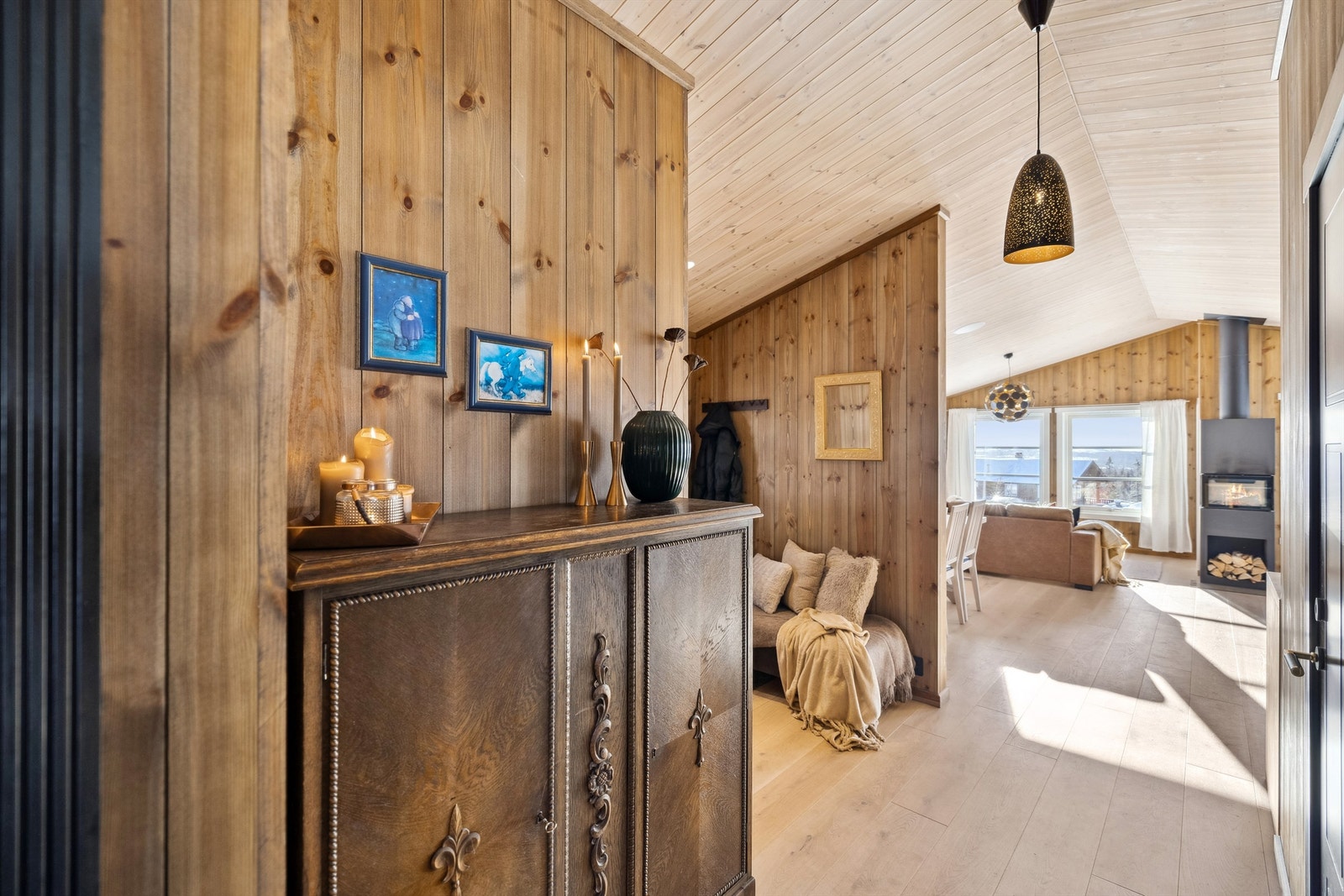 Hytta inkluderer en romslig stue med åpen kjøkkenløsning, to soverom, flislagt bad og teknisk rom. Det er også en utvendig bod på 4 kvm. Galleribilde