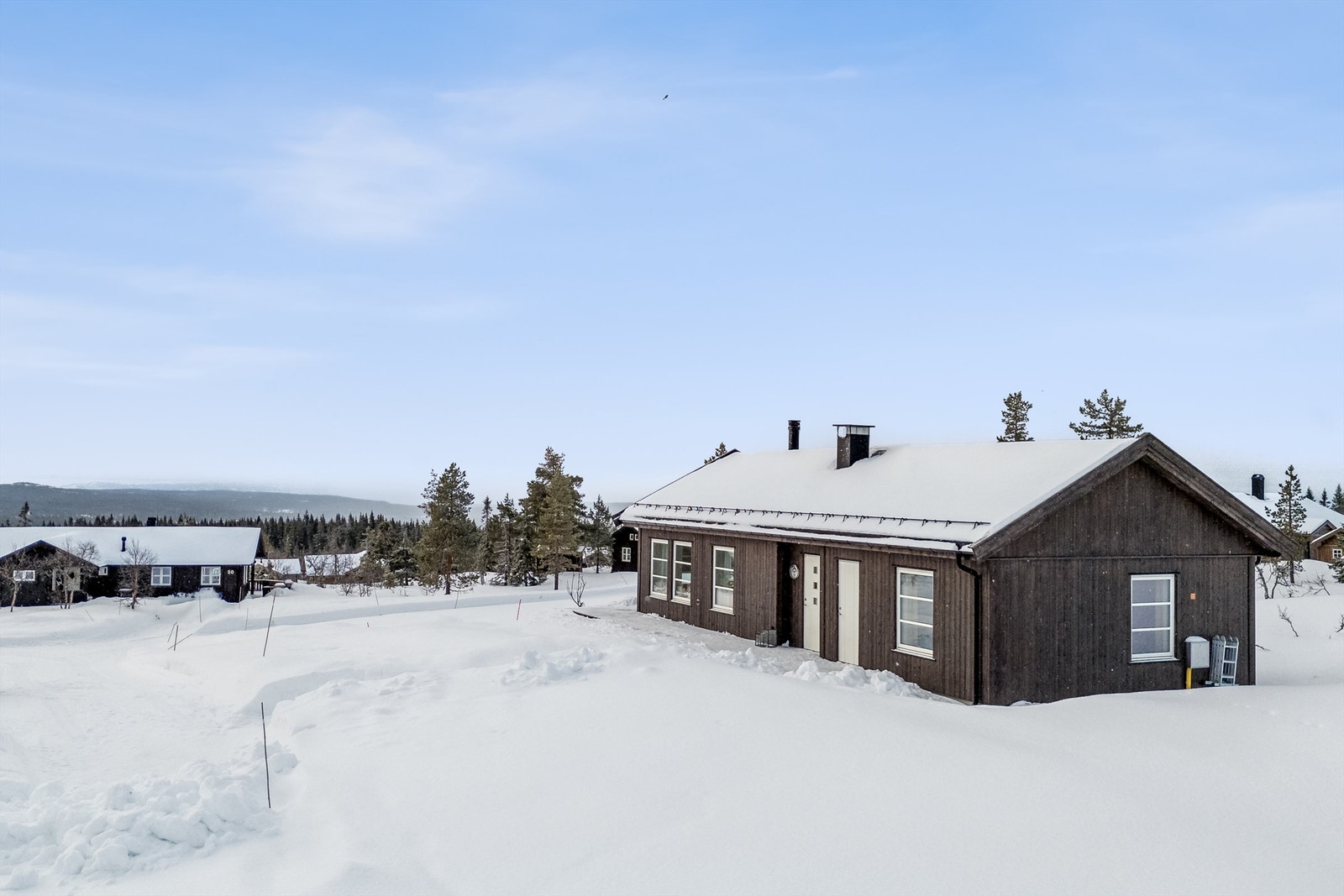 Hytta har en gjennomgående god standard og er beliggende på Brumund Sør. Galleribilde