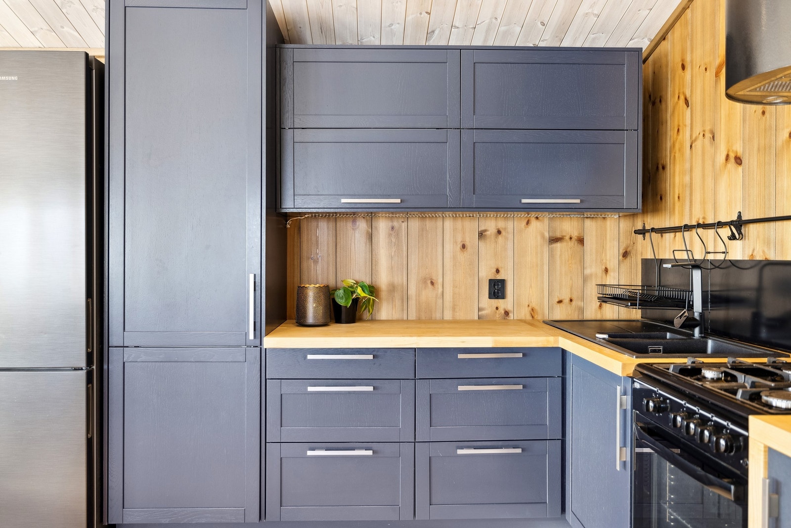 Kvalitetskjøkken med moderne overflater og gasskomfyr. Galleribilde