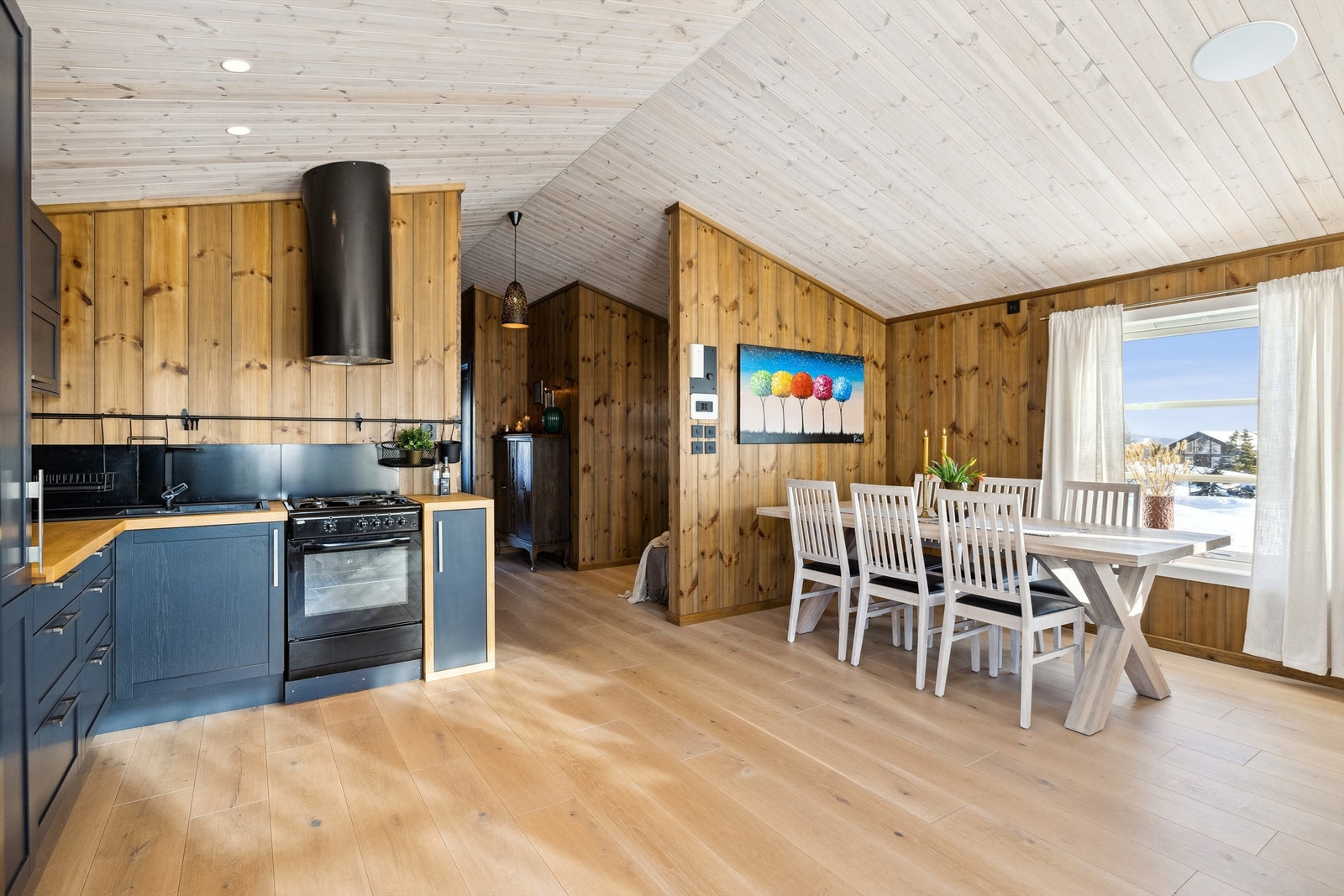 Delikat kjøkken fra Sigdal med god oppbevaringsplass. Galleribilde