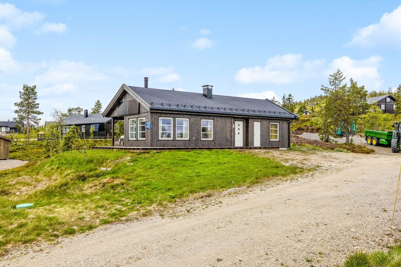 Flott familiehytte med meget god standard og beliggenhet på et lite høydedrag kun 30 min kjøring fra Hamar. Galleribilde