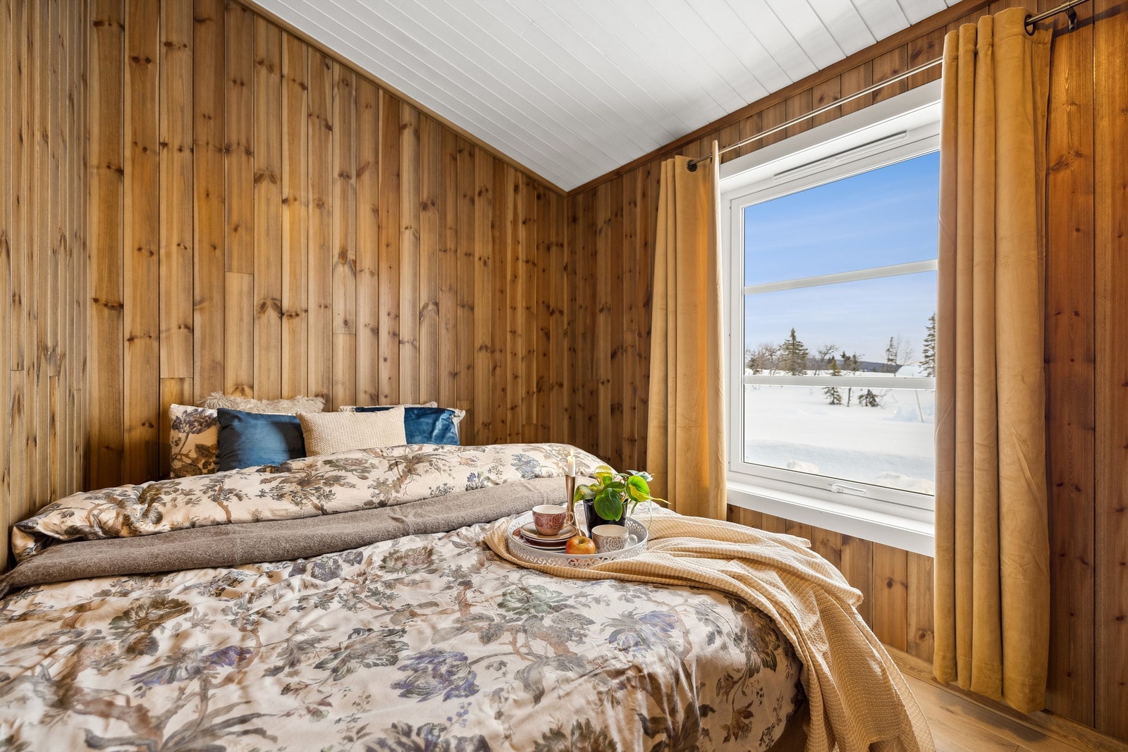 Hytta har to gode soverom i fin størrelse. Store vindusflater gir rommet godt med lysinnfall. Galleribilde