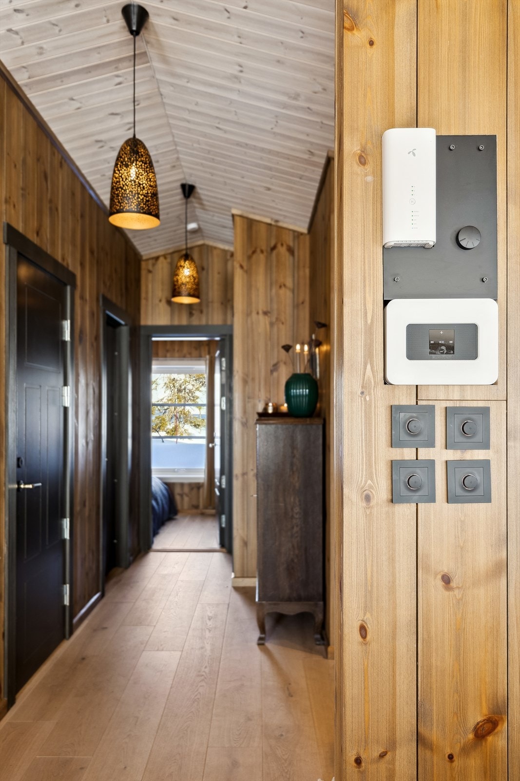 Strømanlegget leverer 230V i kontakter, og belysningen styres via Elko Smarthub. Hytta er utstyrt med Wi-Fi-styrt varmesystem og et integrert Bluesound lydanlegg i tak og vegger. Galleribilde