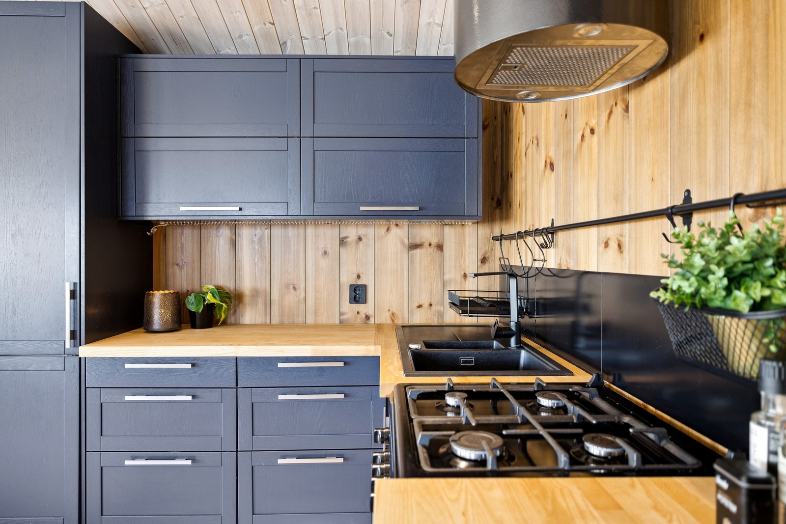 Ventilator med avtekk over tak og vifte på loft. Galleribilde