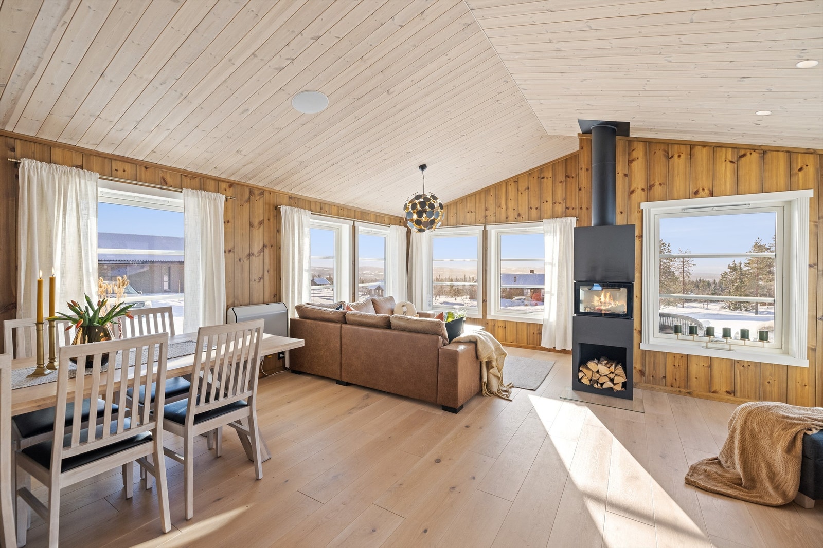 Overflatene er kledd med kvalitetsmaterialer fra Moelven. Gang og stue har Moelven Arctic Rustic børstet, hardvoksoljet eik herregårdgulv. Veggene er i furu Herregård Sprekk med Osmo Terra børstet overflate Galleribilde