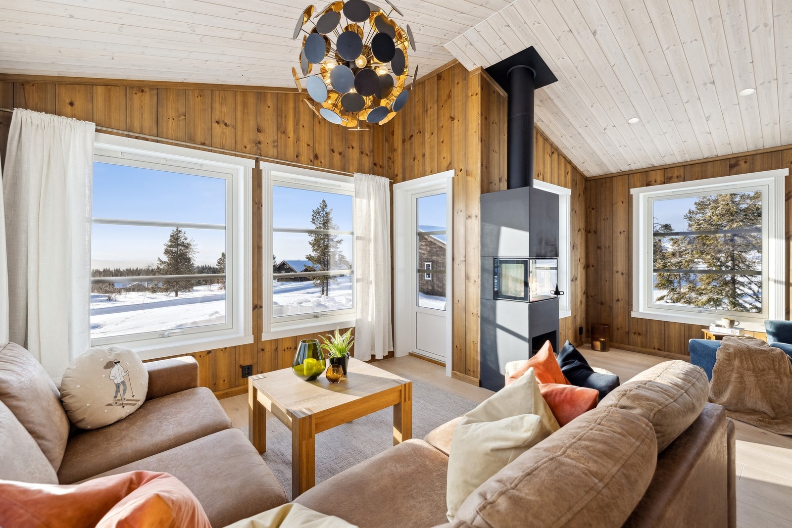 Stuen har store vindusflater som gir rommet godt med lysinnfall. Flott utsyn fra stua! Utgang til en liten overbygd platting. Galleribilde