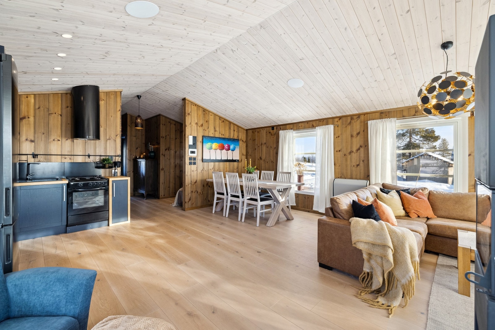 Fin plass for romslig spisegruppe i tilknytning til kjøkkenet. Galleribilde