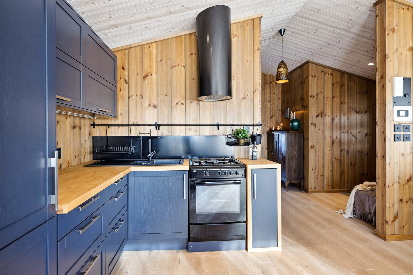 Kjøkkenet har heltre benkeplate og Silgranitt oppvaskkum. Galleribilde