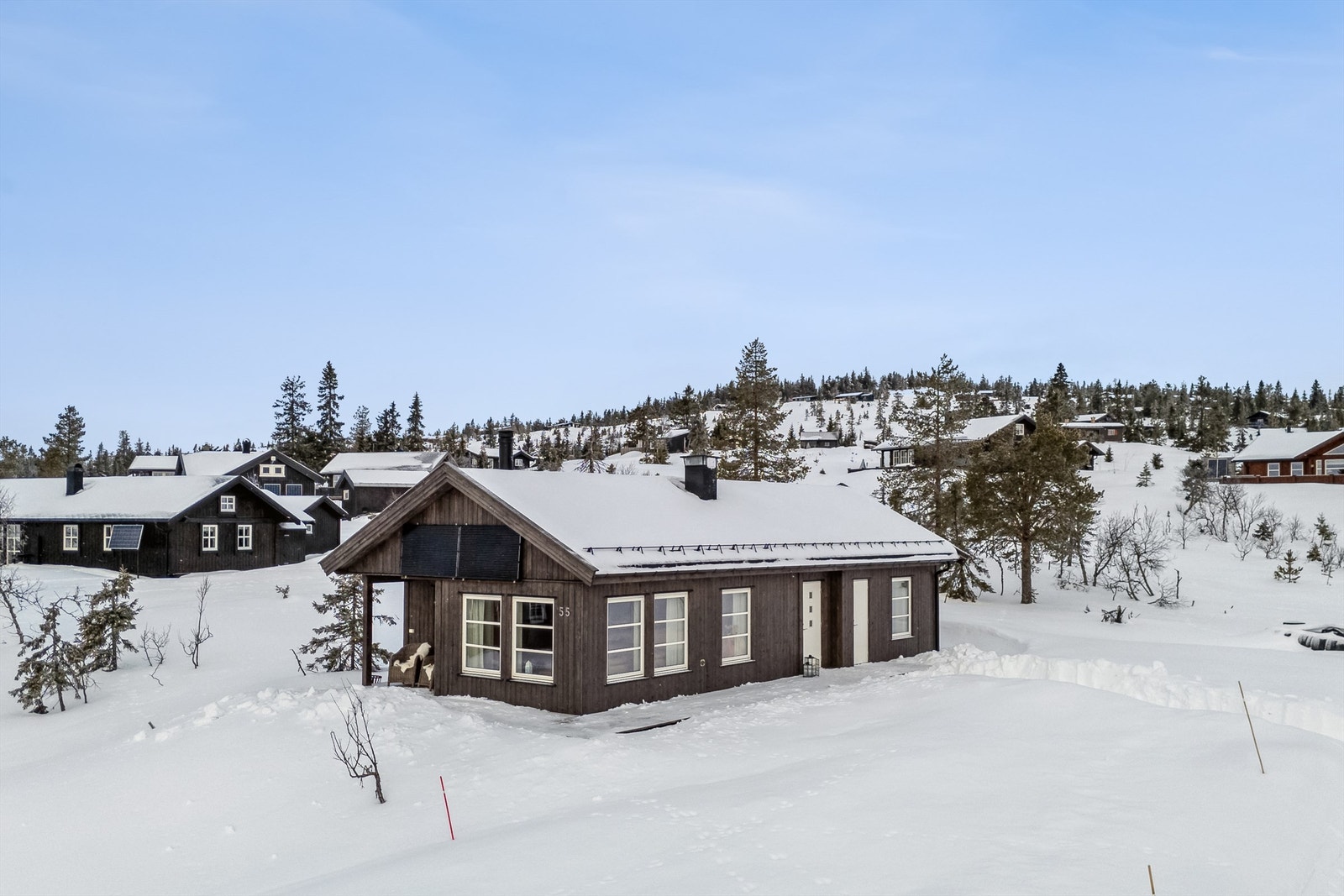 Solid og påkostet nyere helårshytte med flott beliggenhet i lett fjellterreng Galleribilde