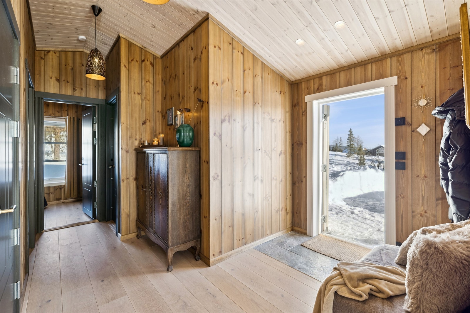 Dette er en moderne og energieffektiv hytte oppført i 2019 med gjennomgående høy standard. Hytta har en praktisk planløsning med ett plan. Galleribilde