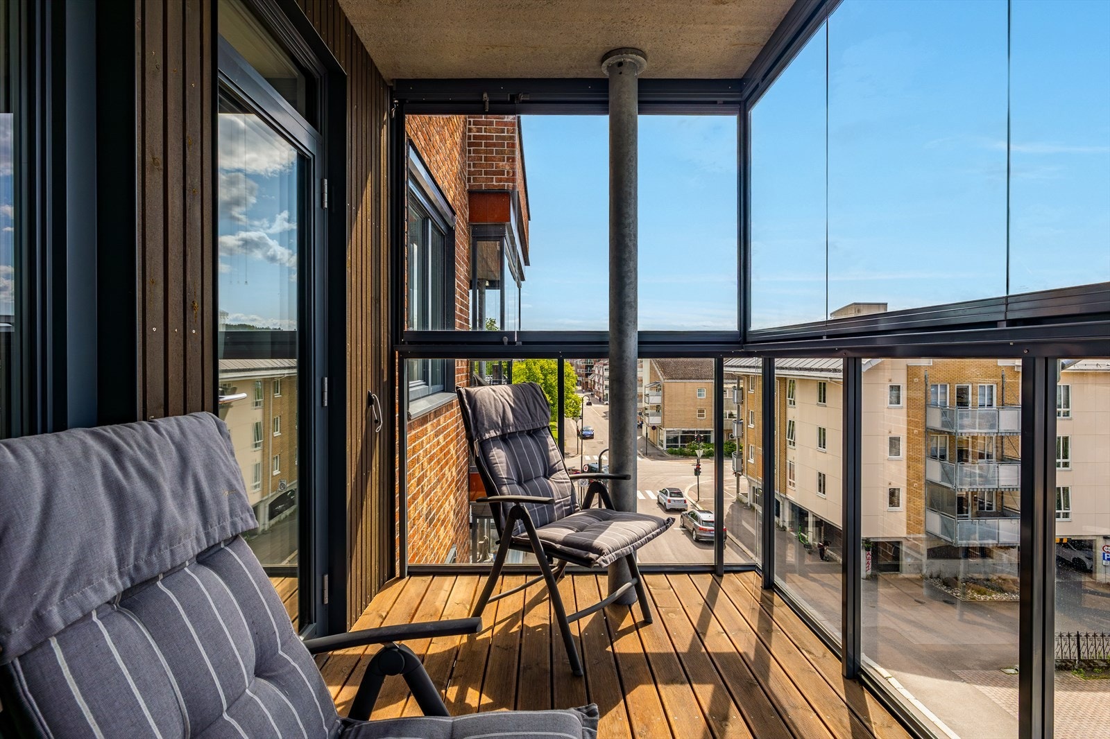 Med sin solrike vestvendte beliggenhet er dette det ideelle stedet å nyte kveldssolen, kanskje med en kopp kaffe, en god bok eller et hyggelig måltid i stemningsfulle omgivelser. Galleribilde