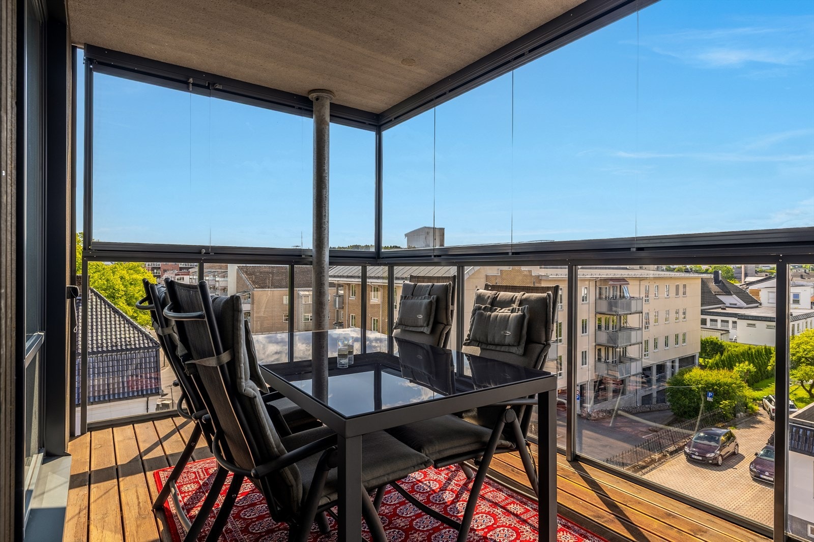 Med utgang direkte fra stuen åpner dette rommet for et naturlig og sømløst skille mellom inne og ute. Galleribilde