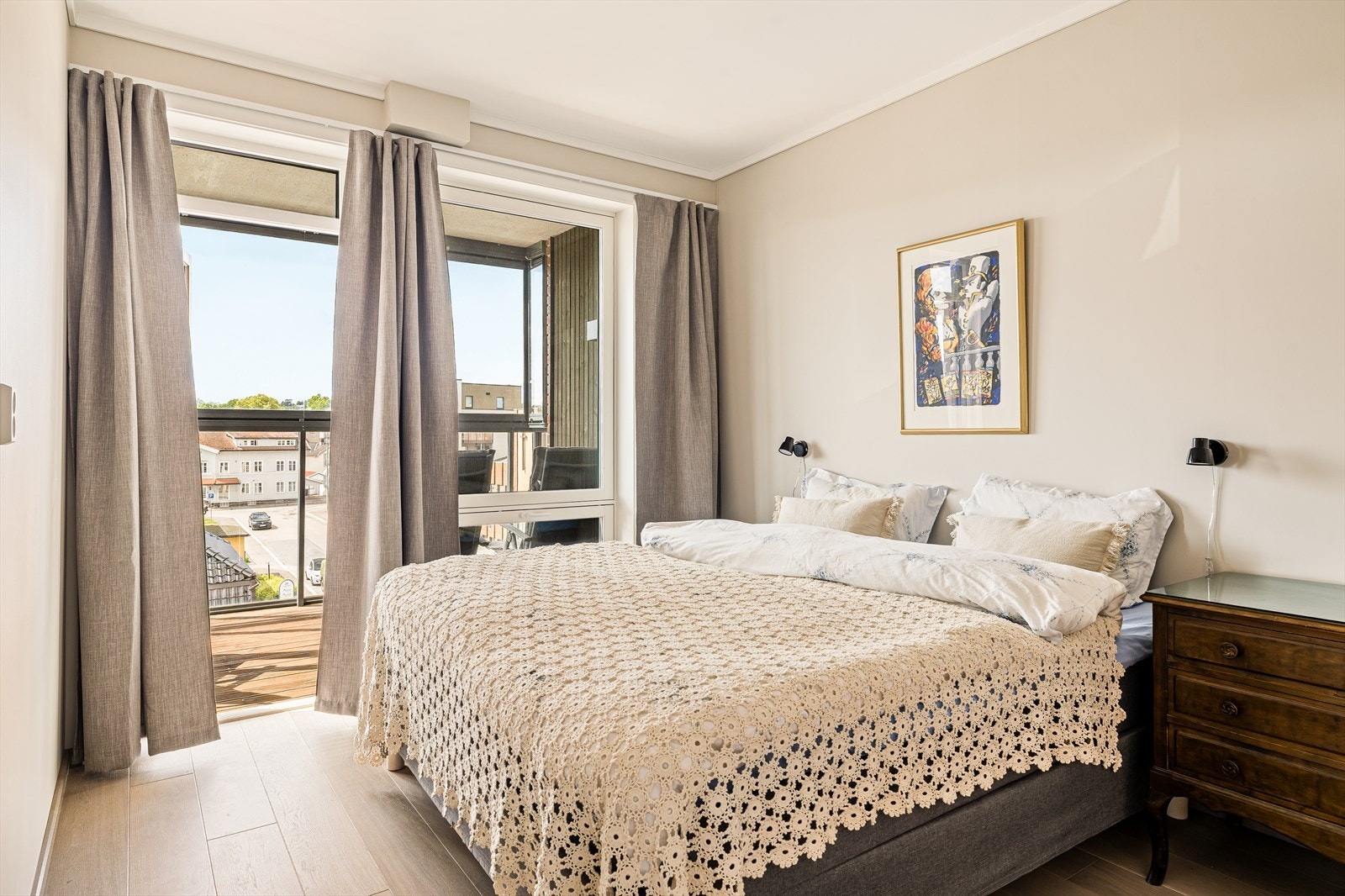 Et lyst og romslig gjeste- eller barnerom som gir stor fleksibilitet i bruk - enten som soverom, kontor eller kombinert gjesterom. Galleribilde