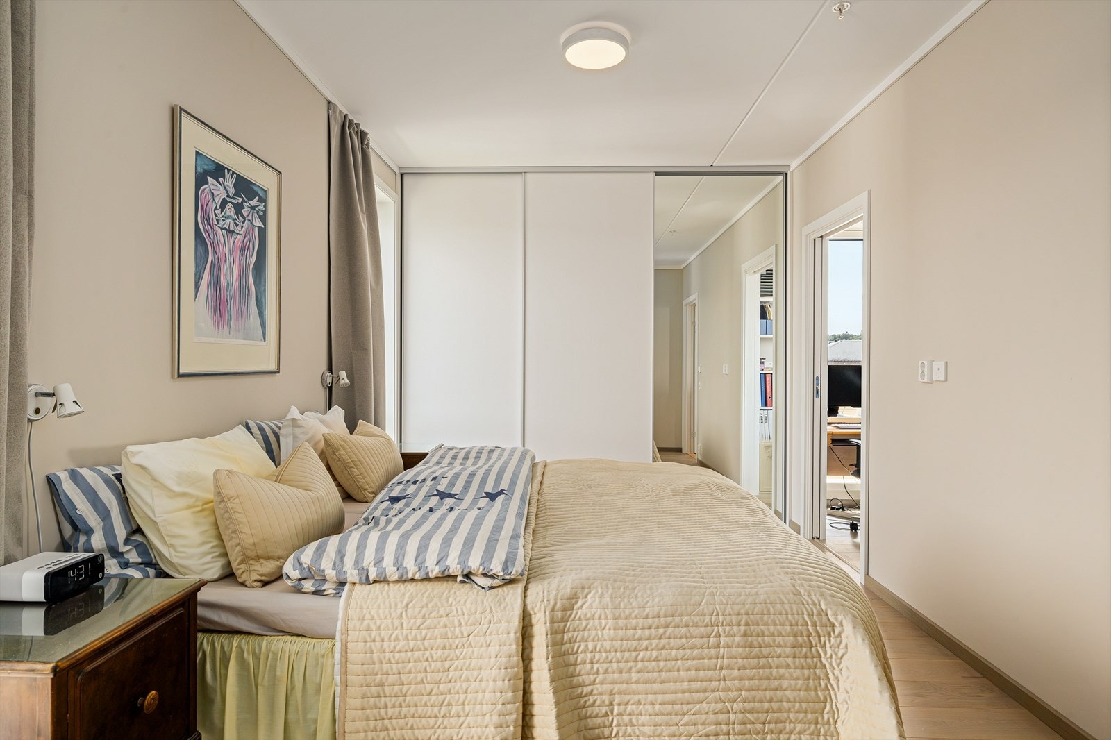 De store flatene gir en luftig og rolig atmosfære, mens den generøse skyvedørsgarderoben gir rikelig med lagringsplass og bidrar til et ryddig og organisert rom. Galleribilde