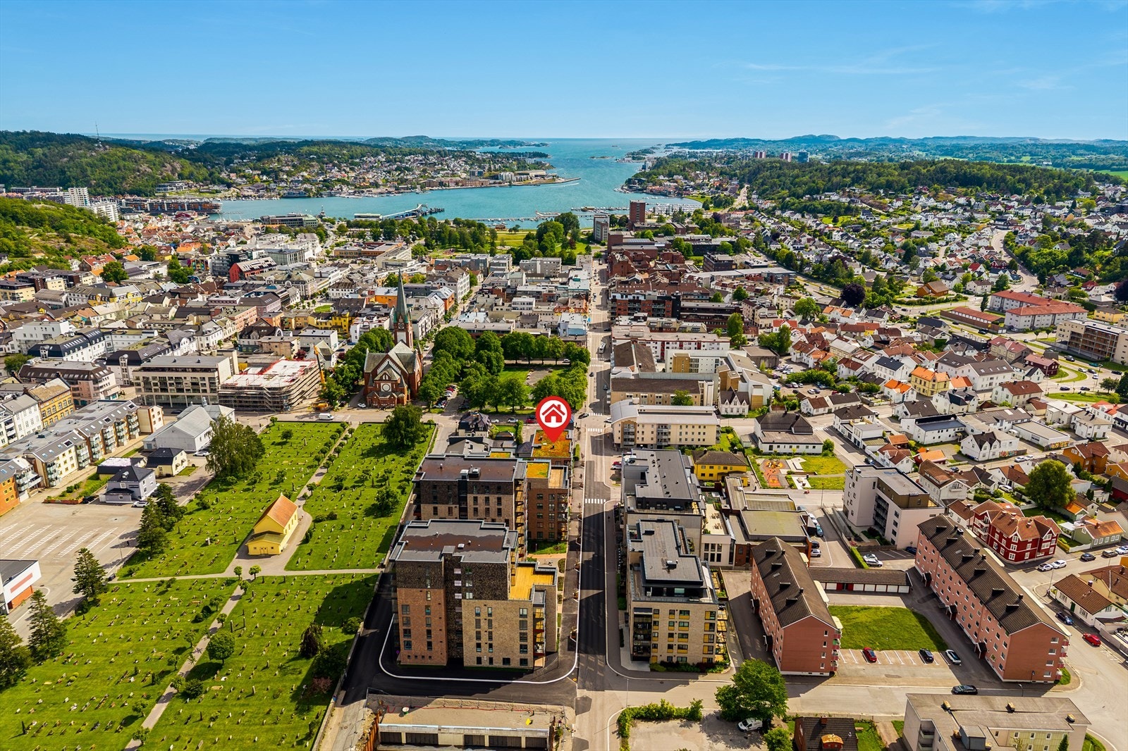 Det er kort vei til alt Sandefjord har å tilby av byliv og kulturtilbud, i tillegg til nydelige turområder både langs fjorden, opp Preståsen og i Hjertnesskogen. Galleribilde