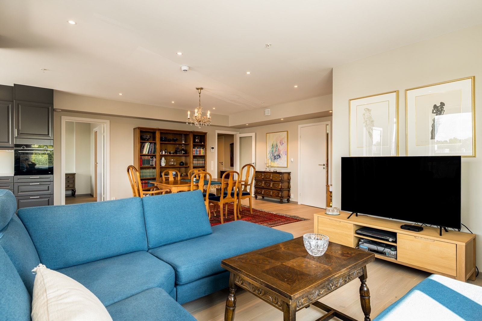 Stuen fremstår som et elegant og innbydende samlingspunkt med gjennomgående høy kvalitet og et delikat uttrykk Galleribilde