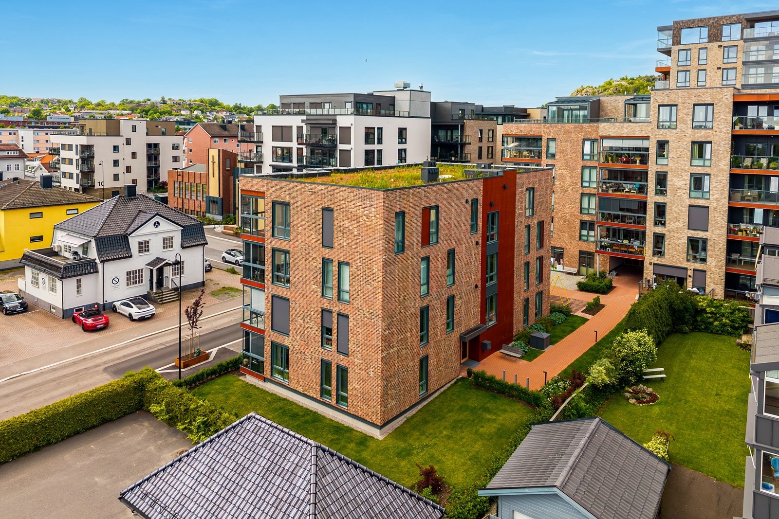 Leiligheten har en attraktiv beliggenhet på hjørnet av øverste etasje - en ettertraktet plassering som gir ekstra lys, luft og flott utsikt. Galleribilde