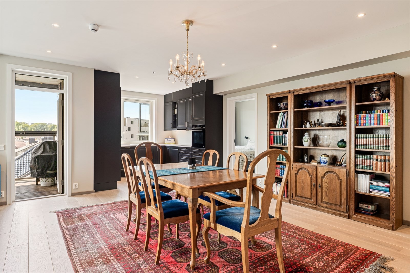 Den åpne løsningen mot kjøkkenet skaper en sømløs overgang mellom sonene og gir en luftig, sosial atmosfære hvor både hverdag og selskap flyter naturlig sammen. . Galleribilde