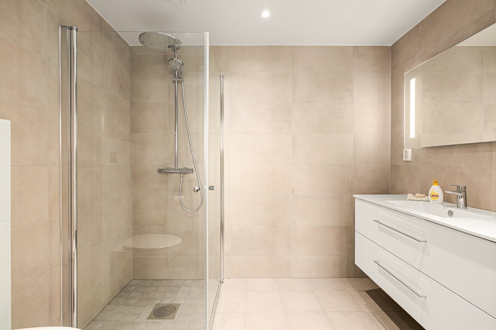 Delikat og moderne baderom med tilkomst direkte fra gjeste- eller barnerommet - en praktisk og luksuriøs løsning som gir ekstra komfort i hverdagen. Galleribilde