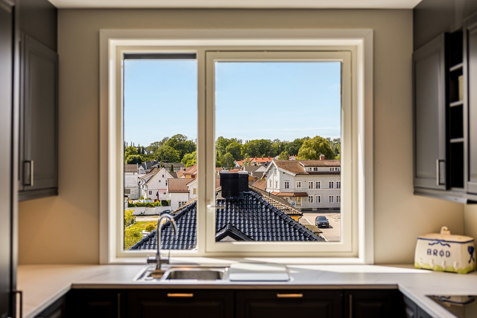 De store vinduene gir ikke bare godt lysinnslipp, men også en sjarmerende utsikt som gir rommet en følelse av åpenhet og ro. Galleribilde