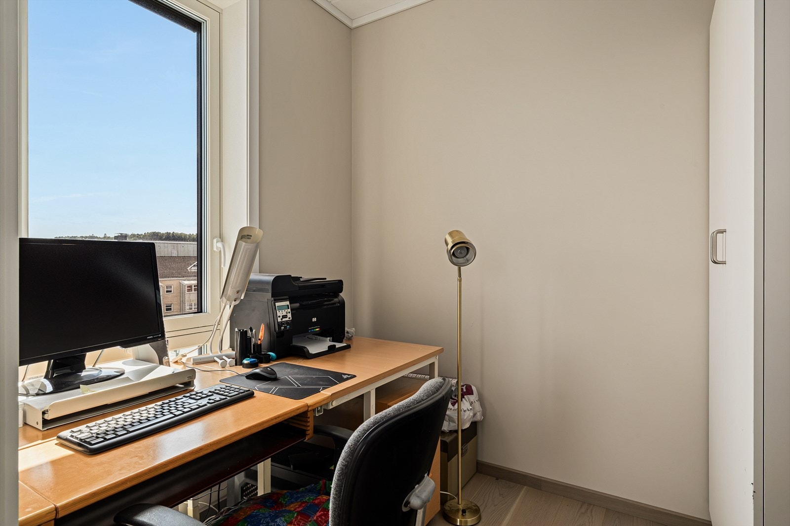 Et praktisk og funksjonelt hjemmekontor gir deg en dedikert arbeidsplass med ro og konsentrasjon, enten du jobber hjemmefra fast eller trenger en fleksibel løsning i hverdagen. Galleribilde