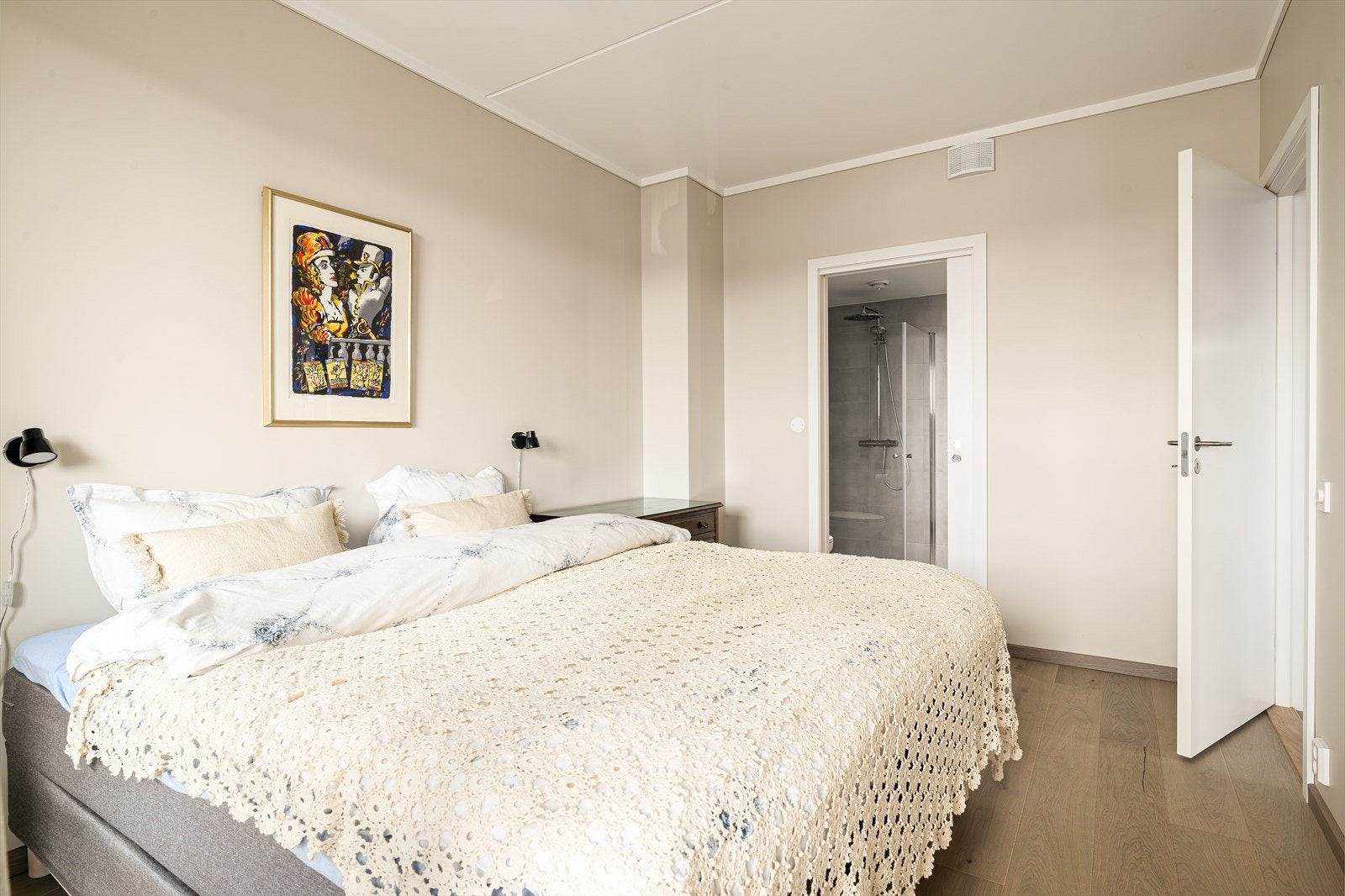 De gode lysforholdene og den smarte planløsningen gjør dette til et funksjonelt og trivelig rom for både små og store. Galleribilde