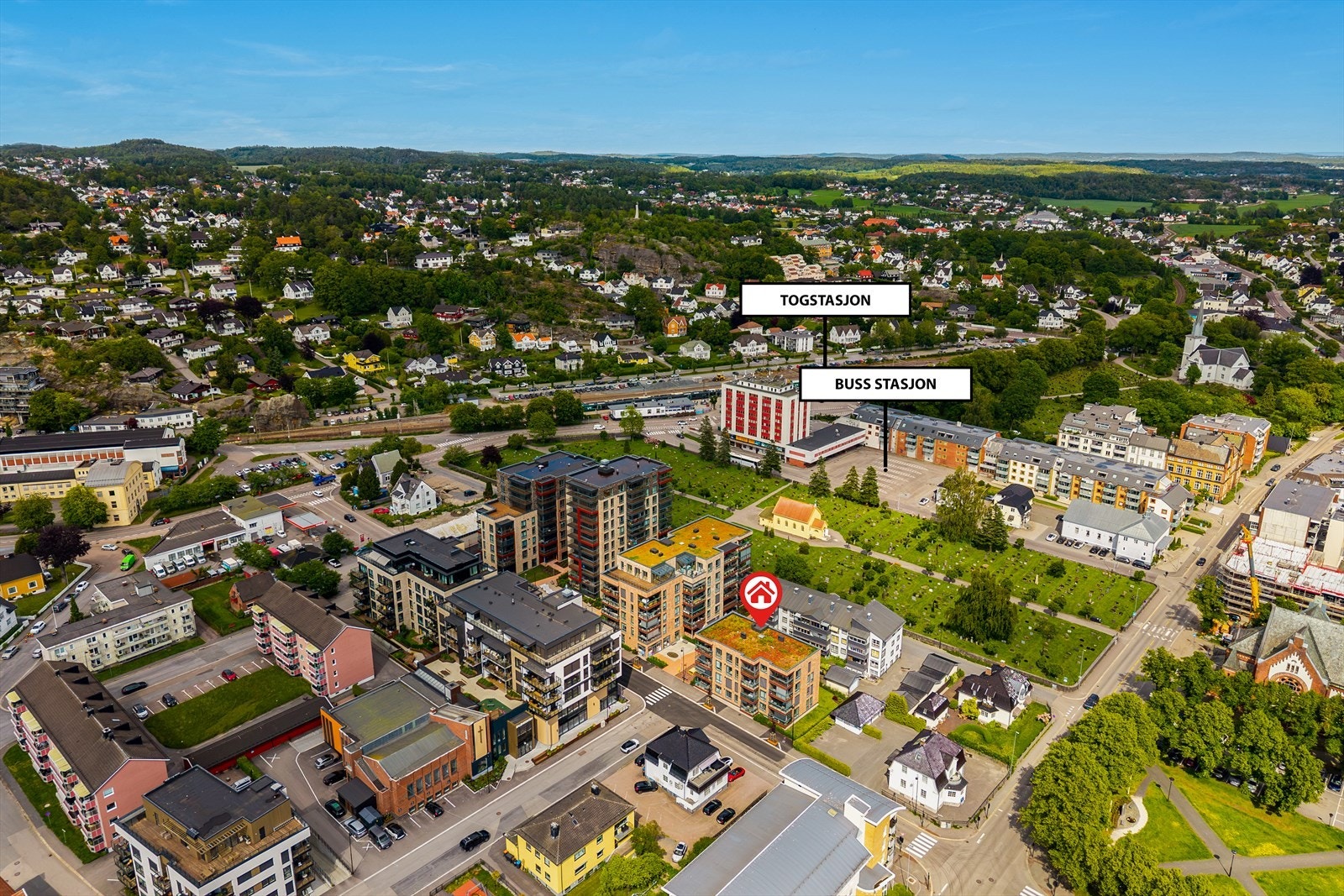 Super beliggenhet med kort gangavstand til både buss og togstasjon. Galleribilde