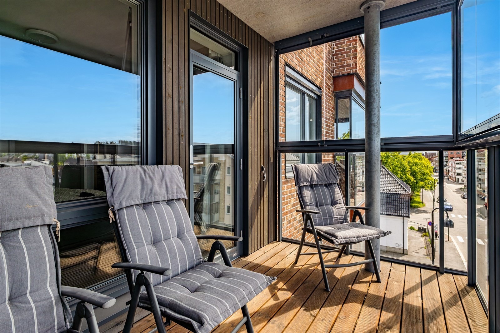 Den innglassede løsningen gir ly for vind og vær, og gjør det mulig å nyte balkongen også på kjølige dager eller når det regner. Galleribilde