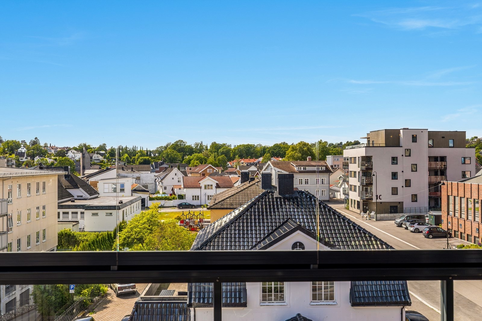 Innglassingen gir også muligheten for bruk store deler av året, og skaper et fleksibelt uterom som kan nytes i både komfort og stil. Galleribilde
