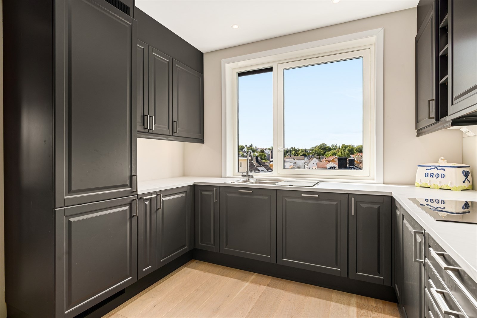 Her finner du integrerte hvitevarer som komfyr, induksjonstopp, kjøl/fryseskap og oppvaskmaskin - alt du trenger for en funksjonell og moderne kjøkkenhverdag. Galleribilde