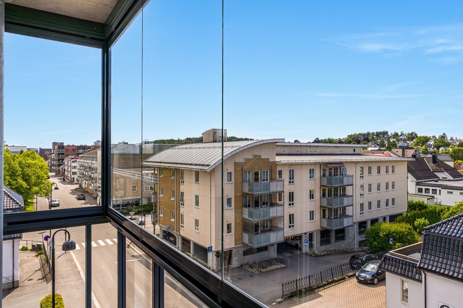 Den generøse størrelsen gir god plass til både spisebord, grill og hyggelig møblement, noe som gjør balkongen perfekt for både rolige morgenkaffer, sosiale sammenkomster og middager. Galleribilde