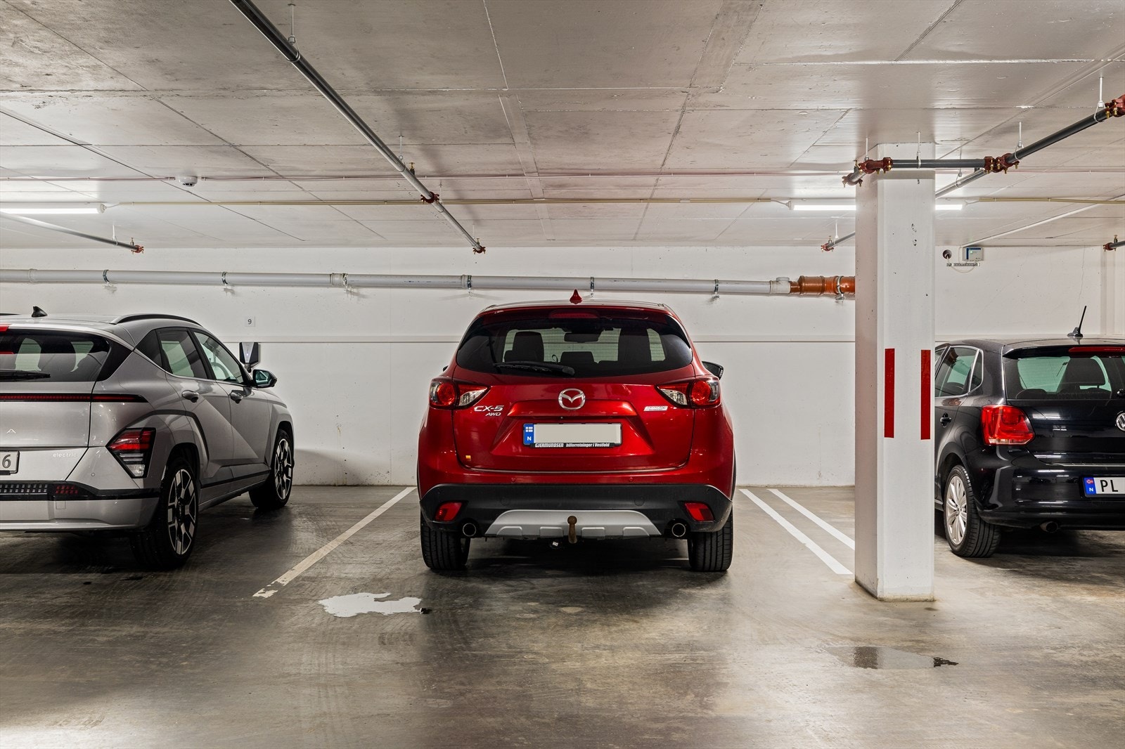 Tilhørende parkering i parkeringskjeller. Galleribilde