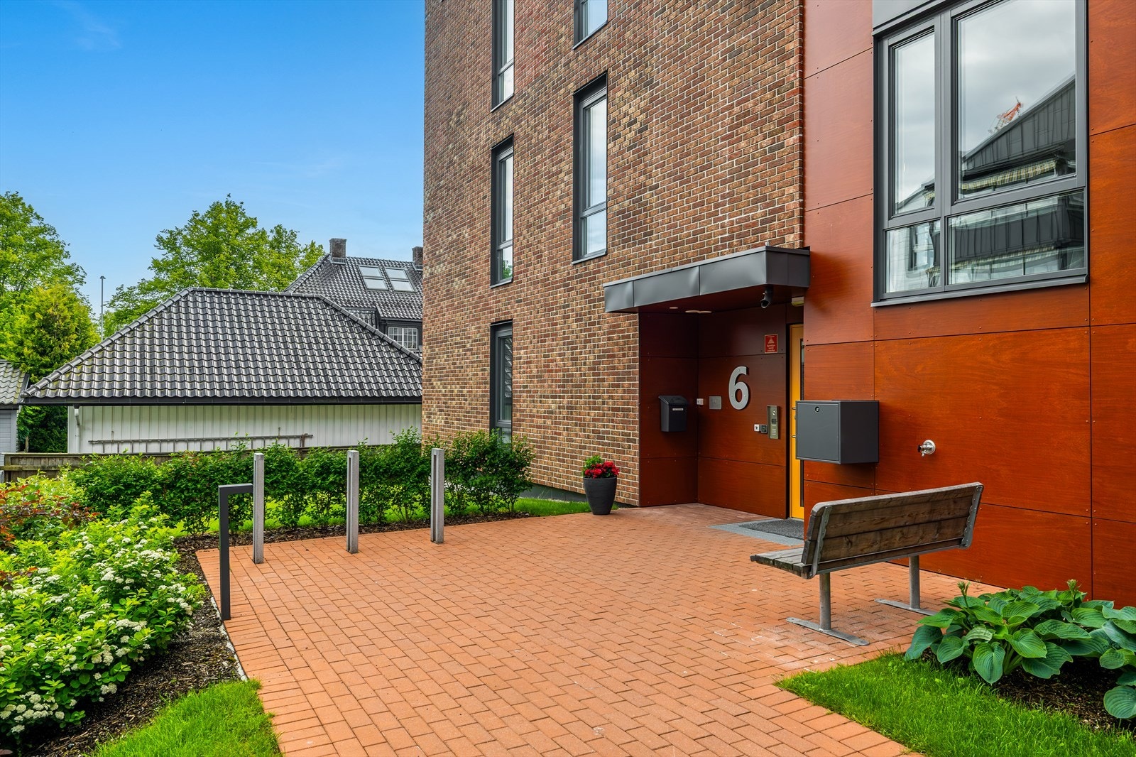 Velkommen til et innbydende inngangsparti med porttelefon som gir både trygghet og komfort. Galleribilde