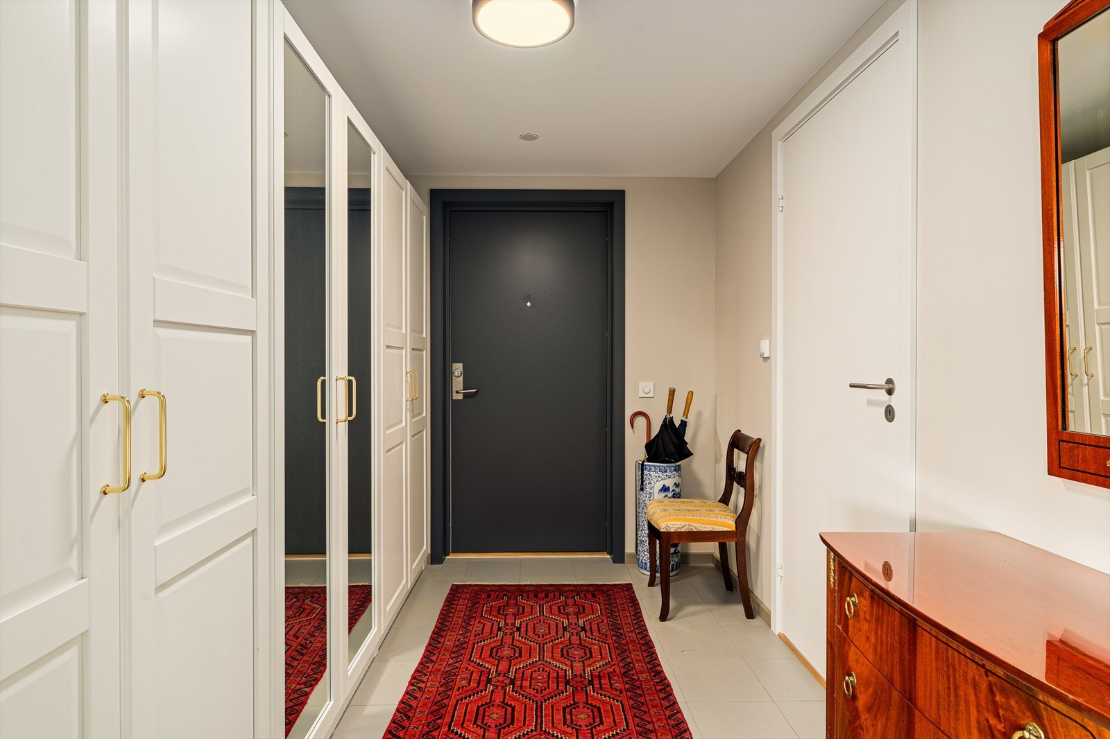 Den lyse og innbydende entréen gir et flott førsteinntrykk og har svært god plass til oppbevaring. Galleribilde