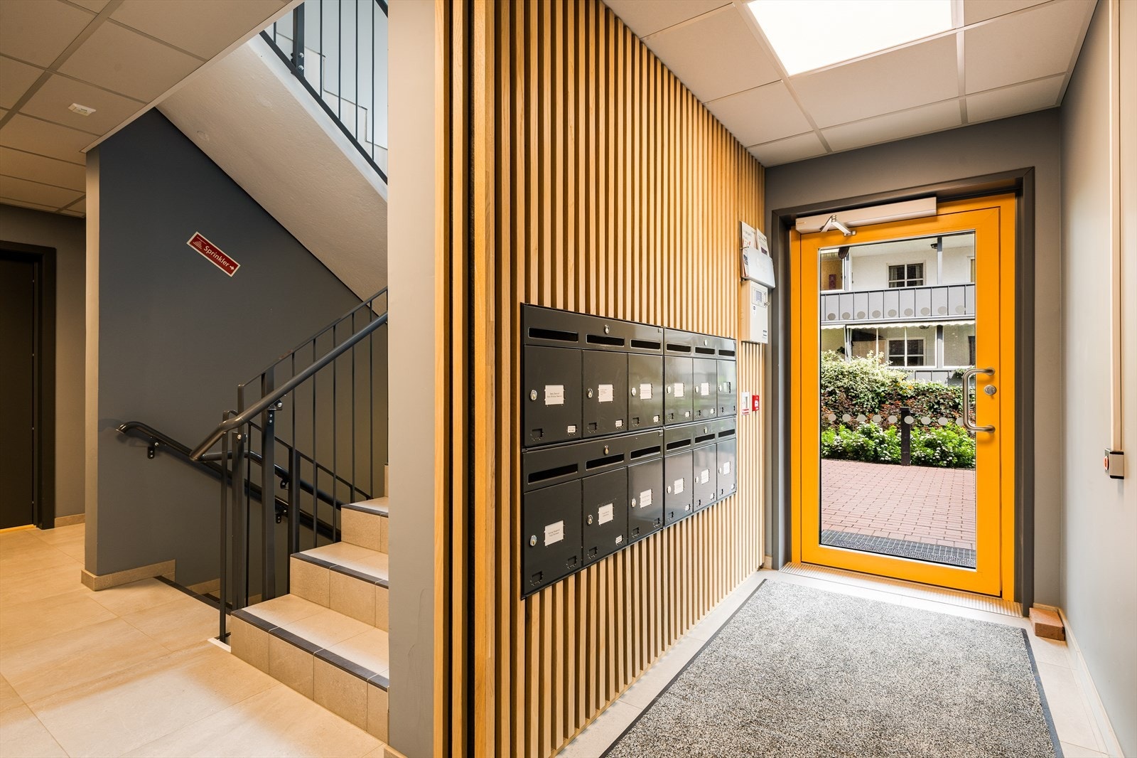 Felles områdene fremstår moderne og delikate, med stilfull spilevegg som gir et eksklusivt preg. Her tar du enten heisen eller trappen opp til leiligheten - en smidig start på en god opplevelse Galleribilde