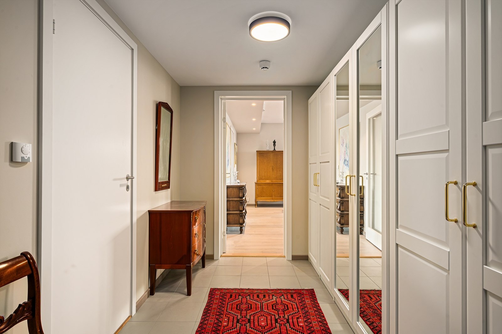 Her kan du enkelt organisere hverdagen med praktisk garderobeløsning som kombinerer funksjon med stil. Galleribilde