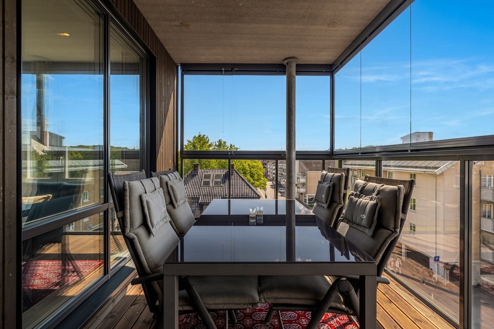 Den innglassede balkongen er en av boligens virkelige perler. Her kan du nyte lange, lyse sommerkvelder og lune høstdager - godt beskyttet mot vind og regn. Galleribilde