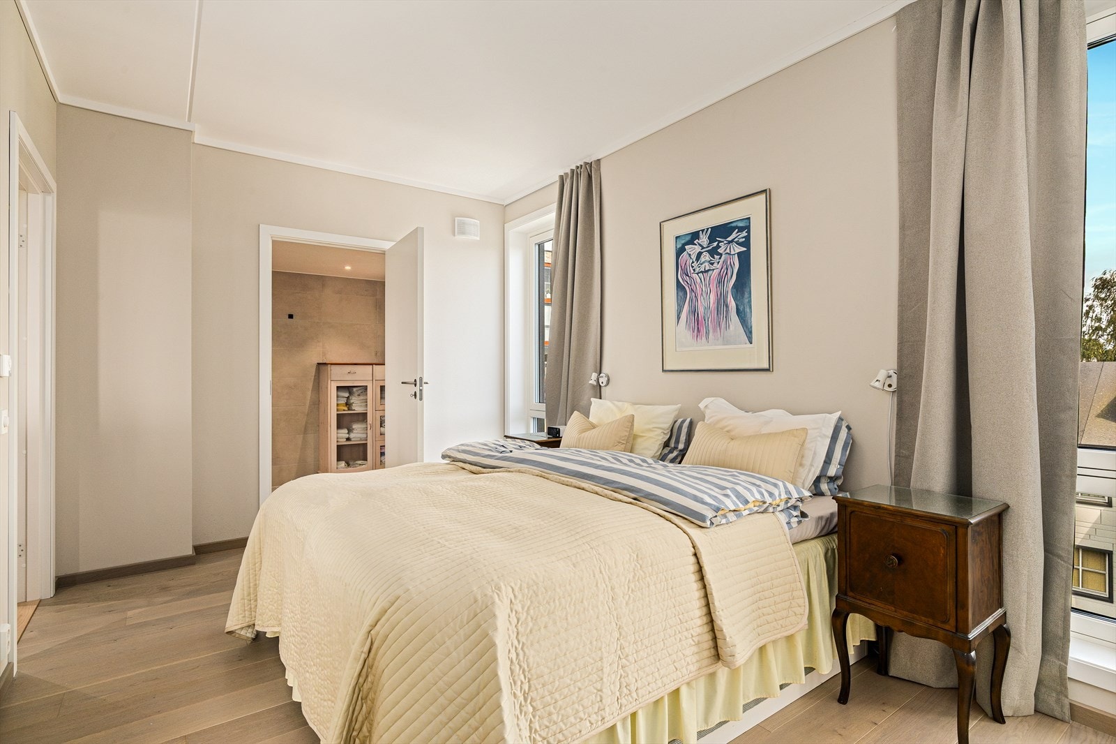 Hovedsoverommet fremstår som en privat og behagelig sone i boligen, med god plass til både dobbeltseng, nattbord og en dedikert arbeidsplass for hjemmekontor - ideelt for deg som ønsker fleksibilitet i hverdagen. Galleribilde