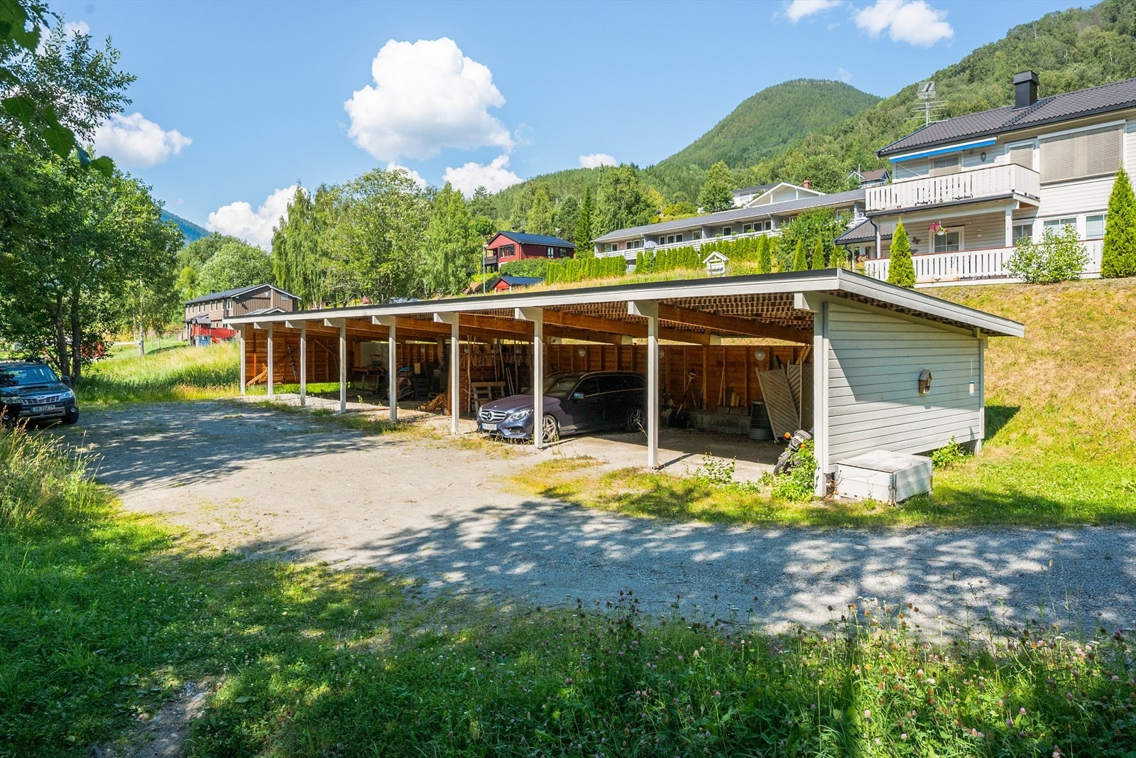 I tillegg til leiligheten har man mulighet for parkering i felles carportanlegg. Galleribilde