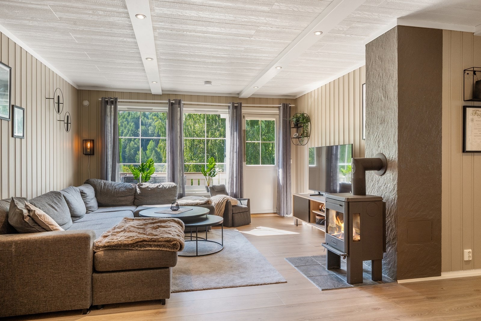 I stua er det god plass til en stor sofagruppe. Galleribilde