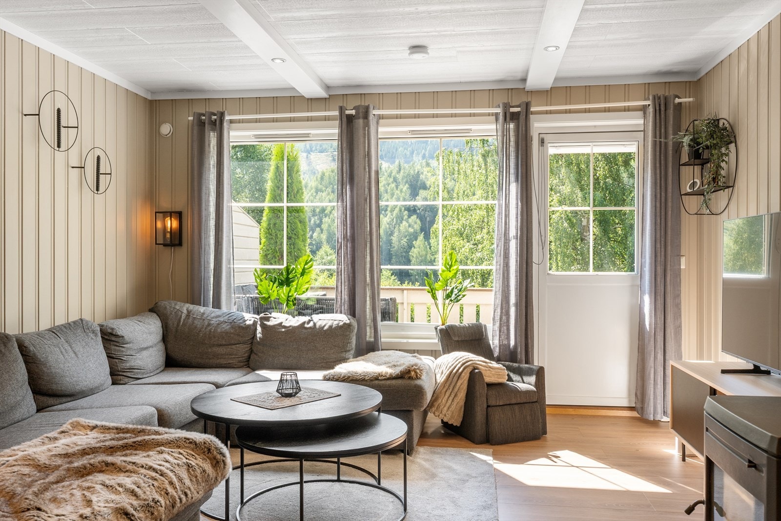 Vindusflatene bidrar til rikelig med naturlig lys. Galleribilde