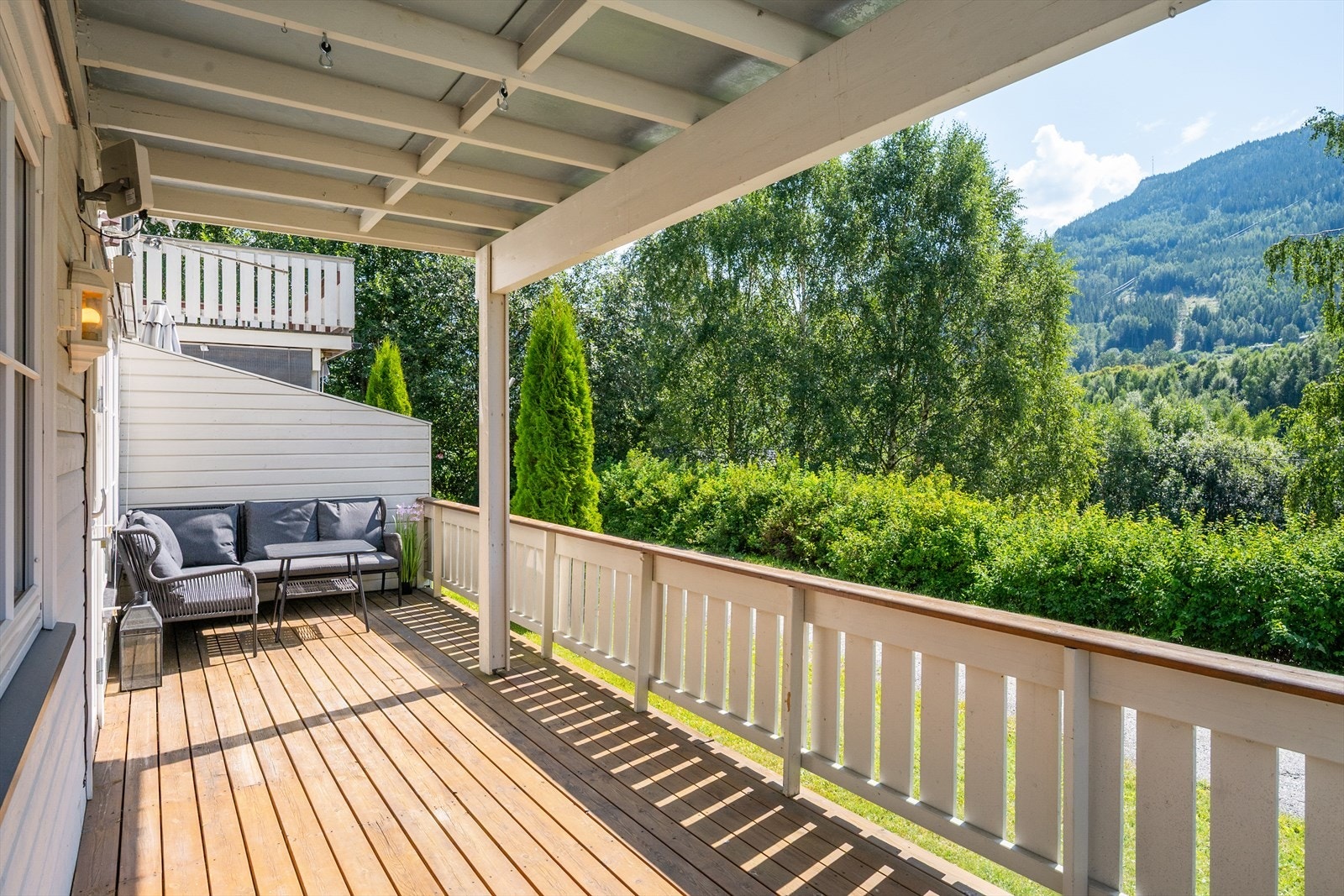 Terrasse med god plass til utemøbler. Galleribilde